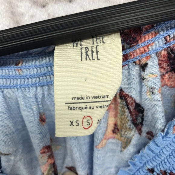 •We The Free• Sam Off Shoulder Floral Blue Top - Picture 3 of 4